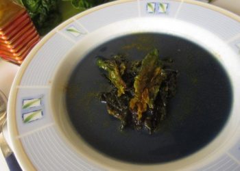 Vellutata di cavolo rosso con spinaci croccanti