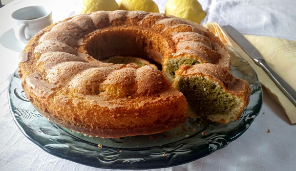 Ed ecco pronta la ciambella bigusto al tè verde matcha.