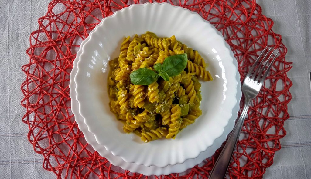 fusilli con zucchine e cucrcuma.