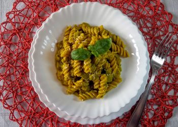 fusilli con zucchine e cucrcuma.