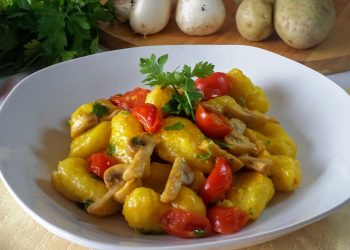 gnocchi allo zafferano con funghi