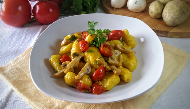 Ed ecco gli gnocchi allo zafferano con funghi pronti per essere gustati. Serviteli ben caldi.