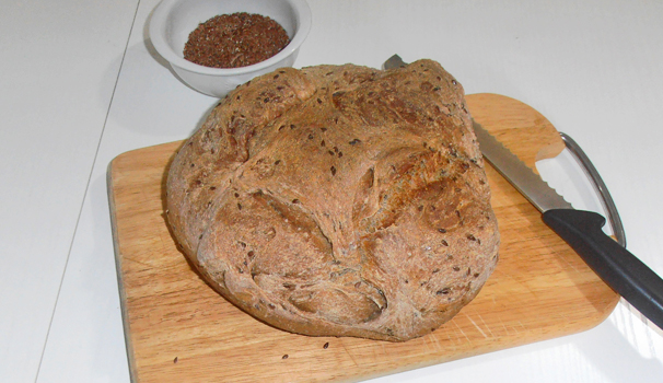 Una volta sfornato fate raffreddare su una gratella e servite il pane ai semi di lino con bimby tagliato a fette.