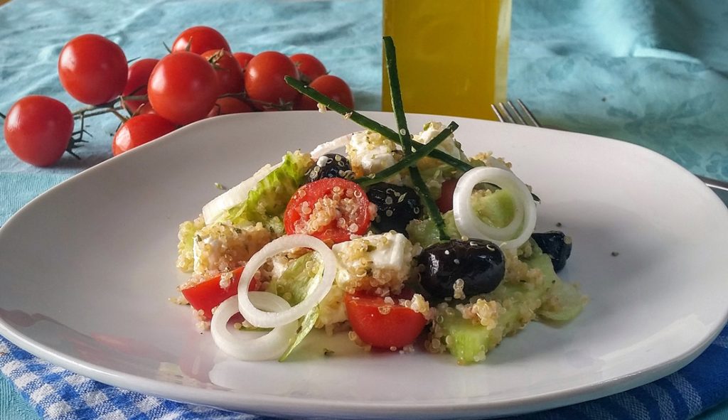 insalata greca di quinoa.