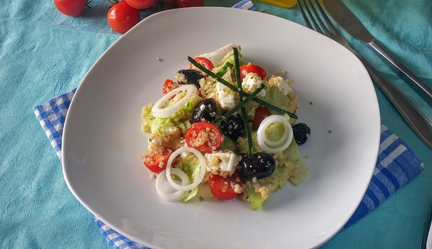 Ed ecco l’insalata greca di quinoa pronta per essere servita