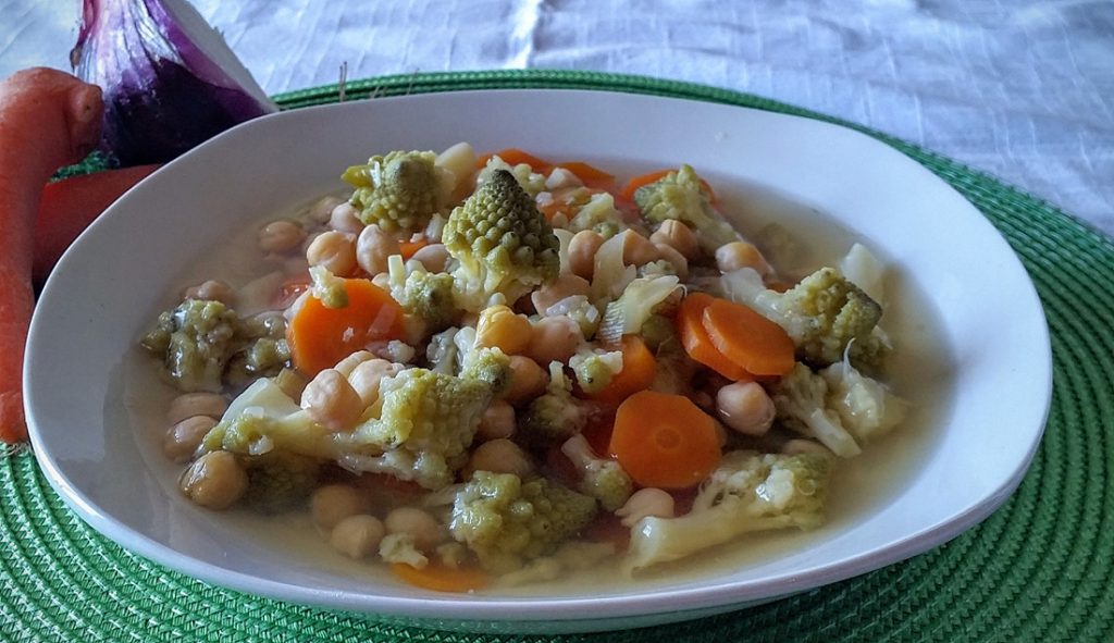 minestra con cavolo romanesco e ceci.