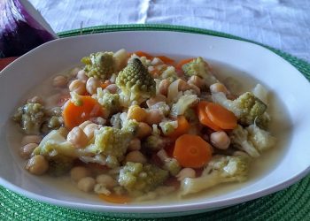 minestra con cavolo romanesco e ceci.