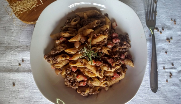 Ed cco la pasta integrale con lenticchie e pancetta pronta da gustare.