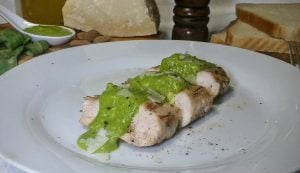 tagliata di pollo con crema di rucola e grana padano1 tagliata di pollo con crema di rucola e grana padano1