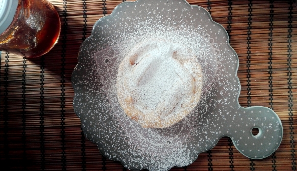 Le crostatine della nonna con crema al limone e confettura di ciliegie sono pronte per essere gustate.