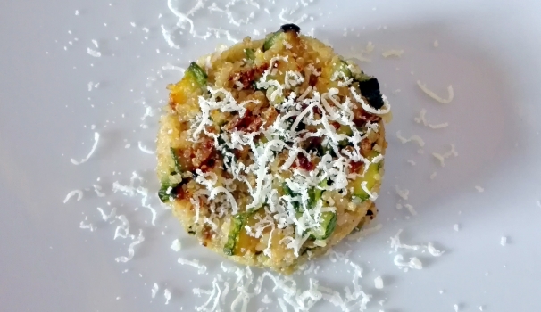 I tortini di quinoa con zucchine e parmigiano sono pronti per essere serviti.