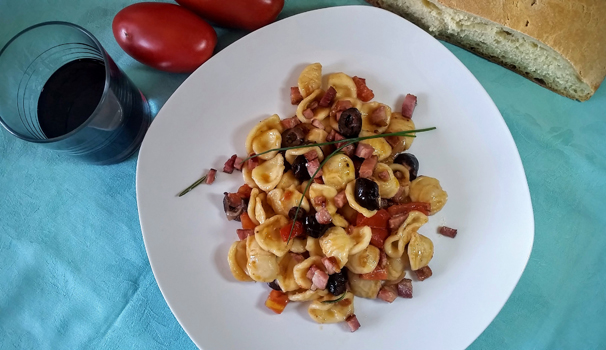 Ed ecco le orecchiette con olive, pomodori e prosciutto di Praga pronte per essere gustate.