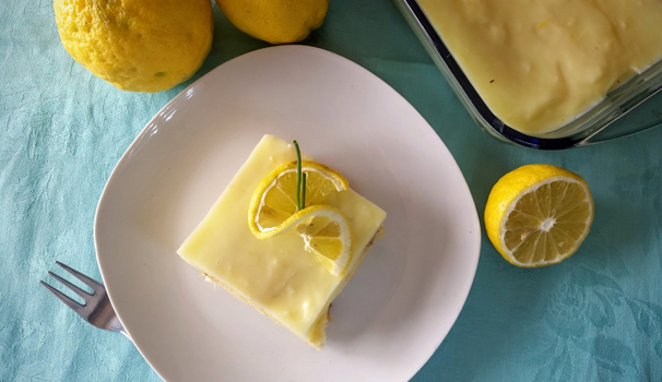 Ecco la torta con crema al limone pronta per essere servita.