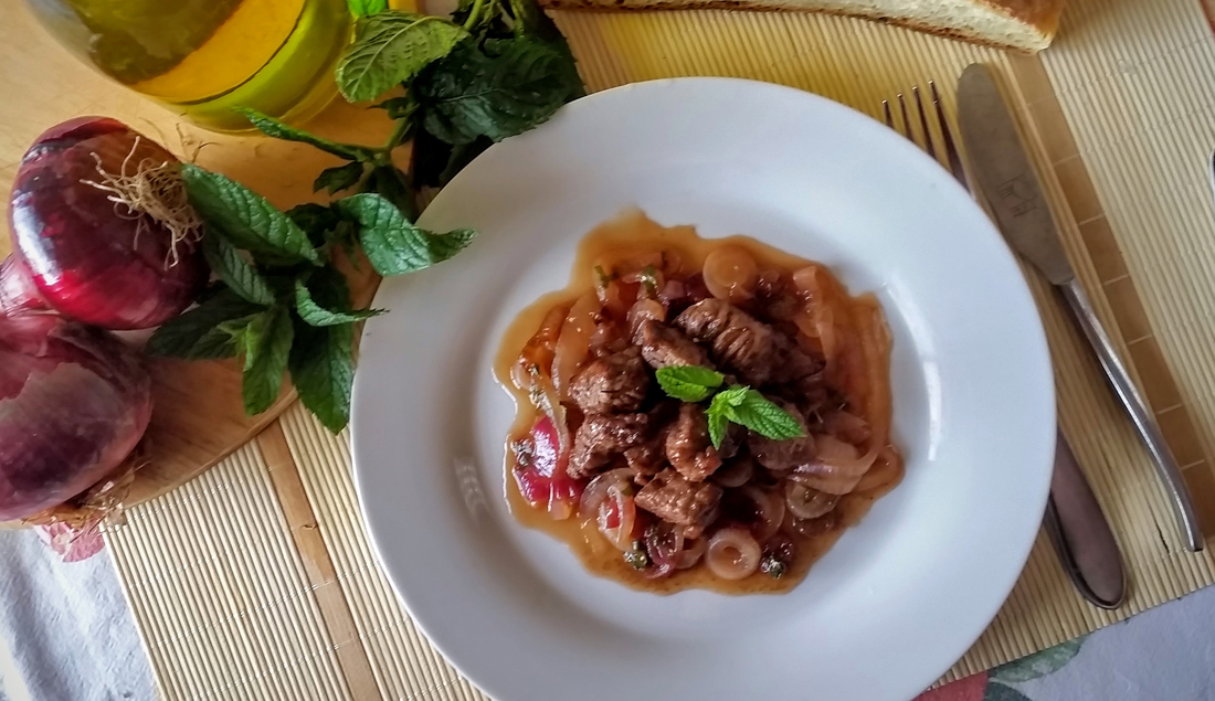 Pulite e mondate le cipolle, quindi tagliatele a rondelle spesse, in modo che mantengano la loro corposità. Sciacquate le rondelle appena tagliate sotto l’acqua corrente fredda e ponetele in una padella con qualche cucchiaio di olio extravergine di oliva ed un pizzico di sale, quindi fatele cuocere a fiamma bassa fino a che non risulteranno morbide e dorate. Aggiungete l’uvetta sultanina alla cipolle.