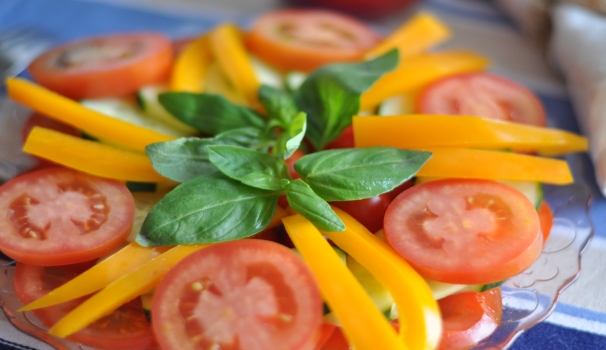 Ed ecco il gazpacho in insalata pronto per essere condito e portato in tavola.