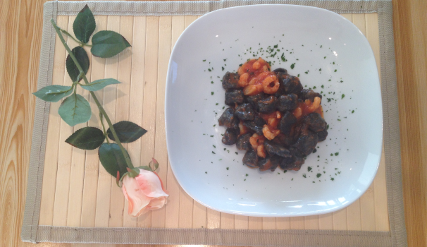 Ed ecco pronti i vostri deliziosi gnocchi al nero di seppia con gamberetti.