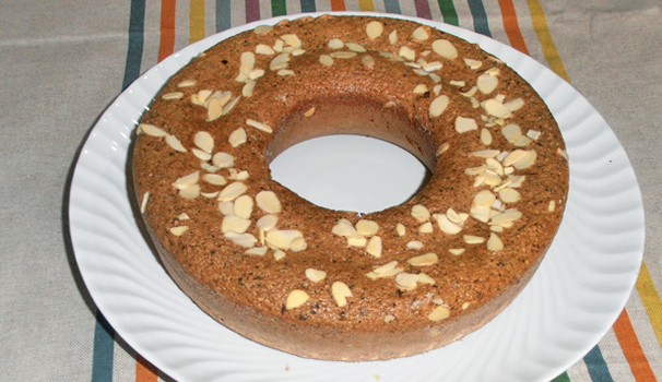 Una volta raffreddata, servite la torta di albumi, mandorle e cioccolato con bimby per una golosa merenda o per la prima colazione.