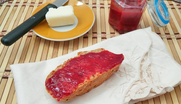 Una volta che la marmellata di fragole con bimby si è raffreddata potete gustarla come meglio preferite.