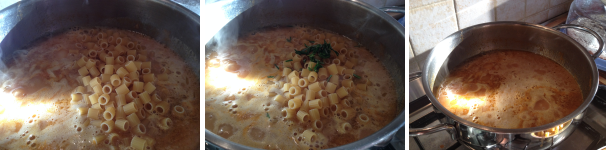 Aggiungete nella pentola la pasta e di seguito il rosmarino lavato e tritato molto finemente. Fate cuocere il tutto per il tempo indicato sulla confezione della pasta, aggiungendo al bisogno qualche mestolo di brodo.