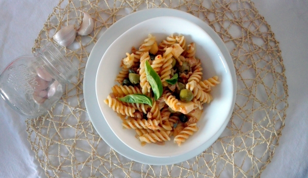 La pasta fredda con tonno è pronta per essere servita.