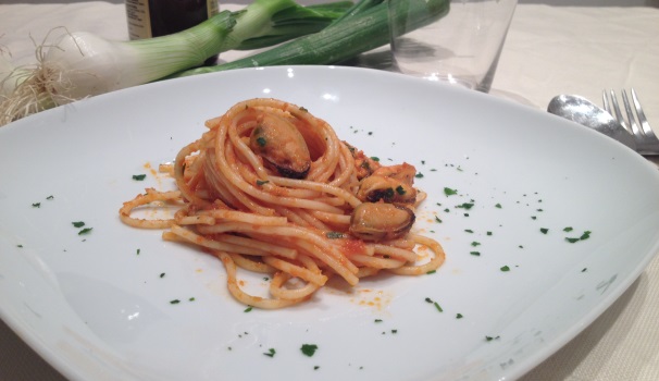 Ed ecco gli spaghetti con cozze e bottarga pronti per essere serviti.