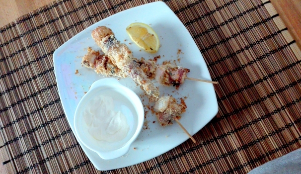 Gli spiedini di polpo impanati con quinoa sono pronti per essere serviti.