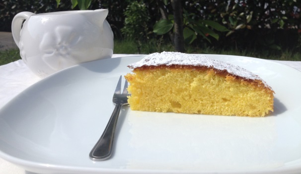 Quando un inconfondibile profumo pervaderà la vostra cucina, la torta paradiso sarà pronta. Una volta fredda, cospargete con lo zucchero a velo.