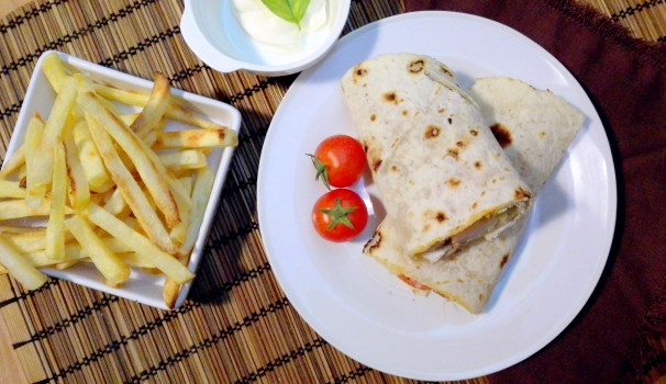 Il kebab di pollo fatto in casa è pronto, non vi resta che servirlo in tavola.