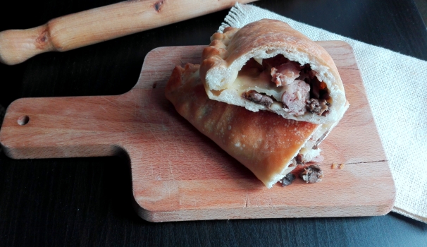 I panzerotti con funghi e salsiccia finocchiona sono pronti per essere gustati.