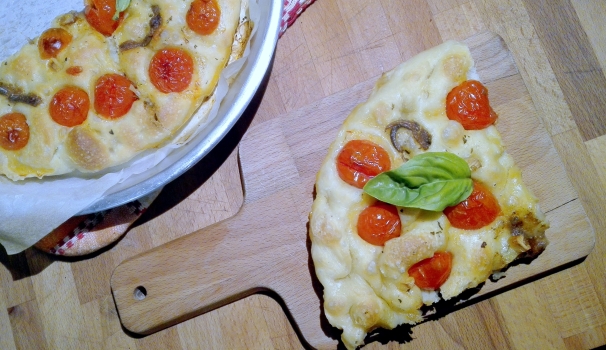 La focaccia con farina di quinoa è pronta per essere gustata.