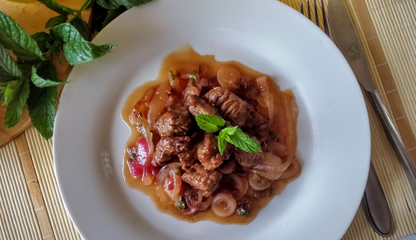 Ed ecco il vitello con aceto balsamico e cipollata alla siciliana pronto da mangiare.