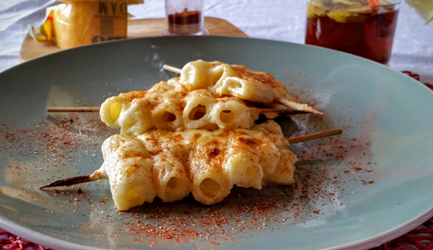 Ed ecco gli spiedini di pasta al gratin pronti per essere serviti.