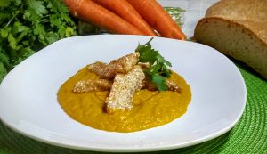 Filetto di pangasio al sesamo con crema di carote Impiattamento finale: Filetto di pangasio al sesamo con crema di carote