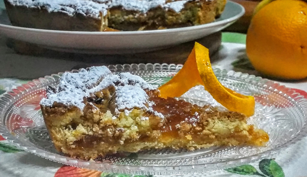 Ed ecco la crostata di marmellata pronta per essere gustata.