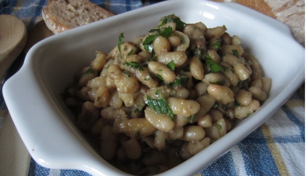 Servite i fagioli alla veneziana tiepidi con il pane tostato.