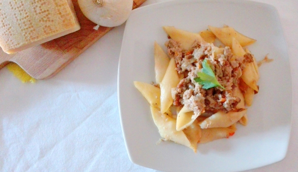 La vostra pasta alla genovese con salsiccia è pronta per essere gustata.