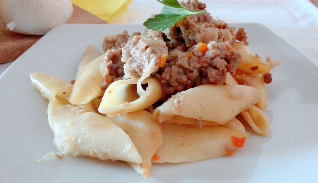 pasta alla genovese con salsiccia