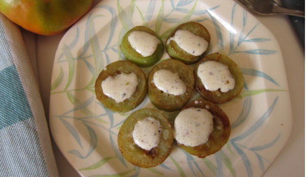 Ed ecco i pomodori verdi fritti con la panna pronti per essere gustati.