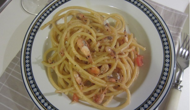 Servite gli spaghetti con le schie caldi con un calice di buon vino bianco.