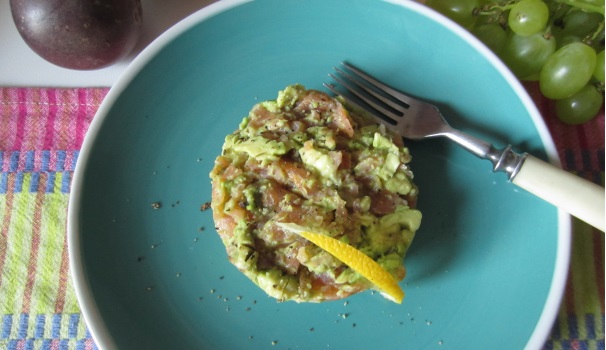 Servite la tartare di salmone ed avocado subito appena pronta, condita con olio e limone.