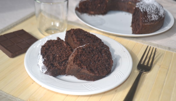 Lasciate raffreddare e poi potrete finalmente gustare il vostro ciambellone al cioccolato.