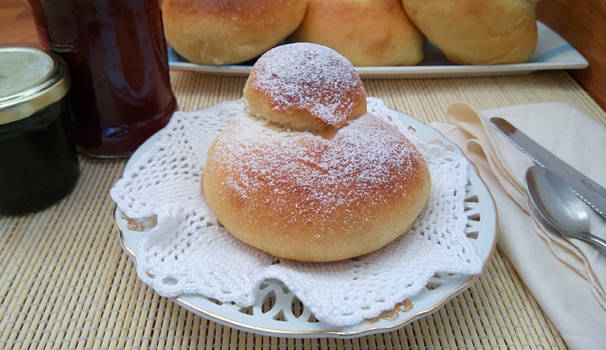 Una volta raffreddate potete farcire le brioche col tuppo con bimby utilizzando della marmellata o una crema a piacere.