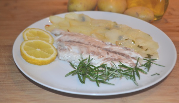 Una volta cotta mettete da parte le patate, sfilettatela e spinatela. A questo punto la vostra orata al forno è pronta per essere gustata.