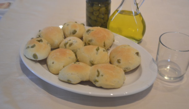 Dopo 20 minuti di cottura in forno statico a 180 gradi, ecco pronti i vostri panini con le olive.