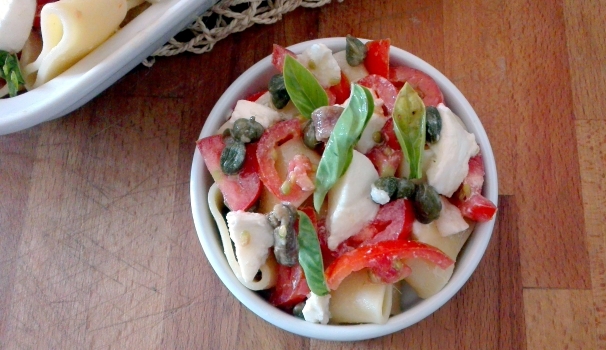 La pasta fredda con pomodorini e mozzarella è pronta per essere gustata.