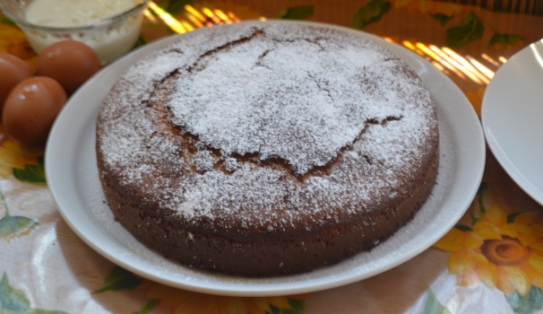 Dopo circa 45 minuti di cottura un buonissimo profumo uscirà dal vostro forno ed invaderà tutta la casa, sfornatela, lasciatela raffreddare e poi potrete gustare la vostra magnifica torta allo yogurt.