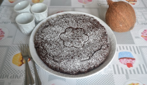 Quando la sfornate vi sembrerà piuttosto molliccia, ma lasciatela raffreddare un po’ e la vostra torta al cocco e cioccolato senza glutine raggiungerà la giusta consistenza e sarà pronta per essere gustata.