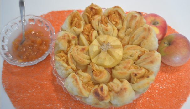 Trascorso il tempo, sfornate ed ecco pronta la vostra torta di pasta sfoglia con mele e confettura di pesche. Buonissima!