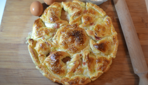 Dopo circa 20 minuti di cottura in forno statico a 180 gradi, ecco pronta la torta di pasta sfoglia con prosciutto e formaggio.