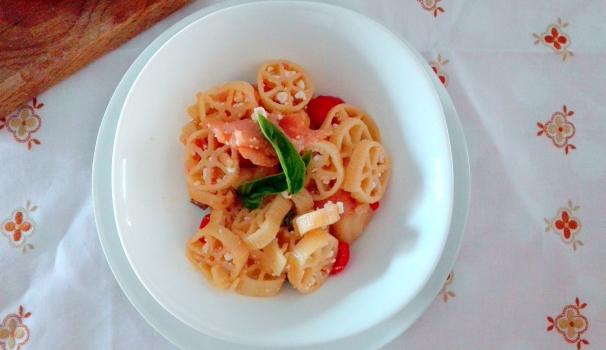 La pasta fredda con salmone è pronta per essere gustata.